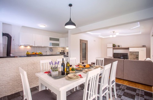 Zagvozd House | Big house for 8 people with mountain view near seaside.