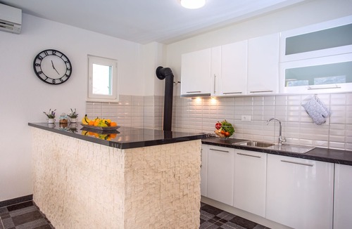 Zagvozd House | Big house for 8 people with mountain view near seaside.