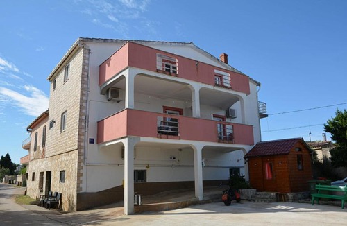 Nevidane House | Blazo jedan