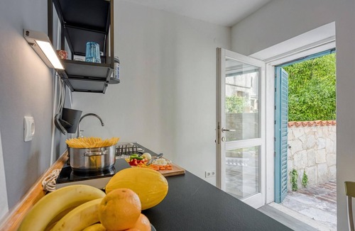 Veli Losinj Apartment | Blue Studio Apartment With Garden