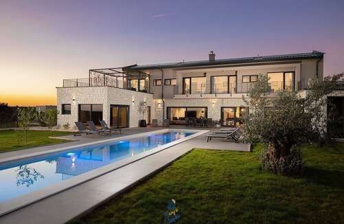 Bale Villa | Brand-New 5-BR Villa with Pool & Sauna Retreat
