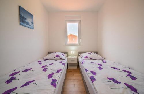 Vrsi Apartment | Bright Apartment in Vrsi with Terrace and Garden, 65 m²
