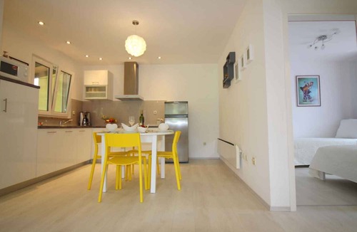 Vrvari House | Bungalow with outdoor pool and air conditioning