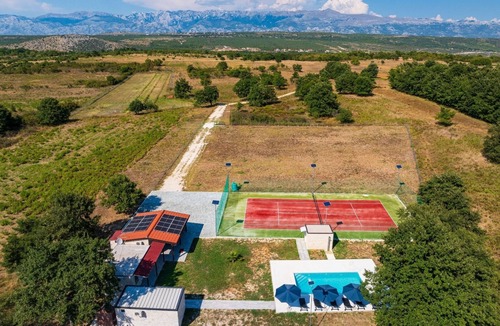 Posedarje House | Bungalow with tennis court and swimming pool