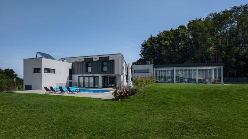 Breznik Plesivicki Villa | Casa Cielo, new modern villa with outdoor pool