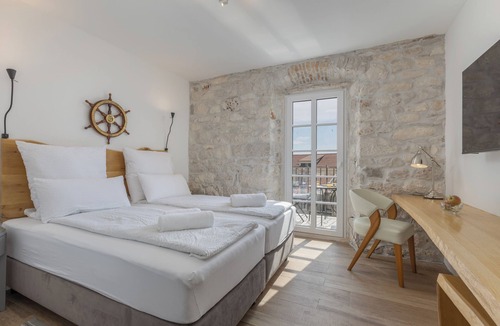 Makarska Old Town Bed & Breakfast | Casa Columba - 4 Star Design Boutique Hotel - Amerigo Vespucci Luxury Room