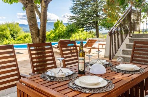 Trilj Villa | Casa di Oliva-house with heated pool & jacuzzi in Trilj, Croatia