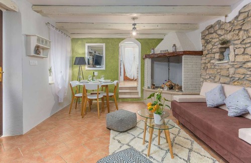 Nova Vas House | Casa Dvi Mendule, small rustic holiday home set in a village close to Novigrad