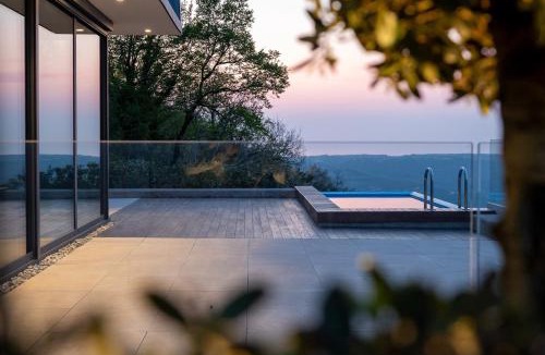 Koper Villa | Casa Elevata