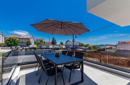 Crno Apartment | Casa MiA Apartments with parking