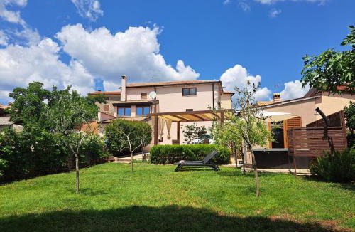 Kastelir House | Casa Mirelia - Holiday home for two with garden and whirlpool