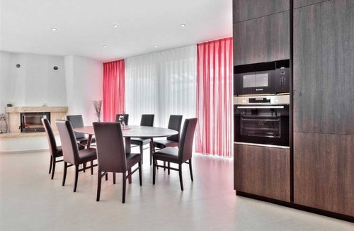 Finida Villa | Casa Siesta with swimming pool, jacuzzi & garage