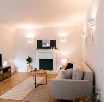 Brasov Old Town Apartment | Castel'or Residence - Deluxe Restored Apartment in the heart of Old Town with Unique Views of Tampa Mt