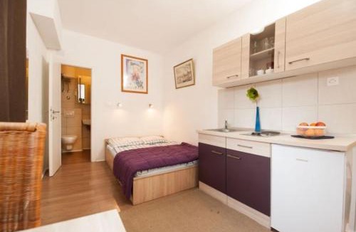Bacvice Apartment | Centar 2 Private Room with Ensuite and Kitchenette