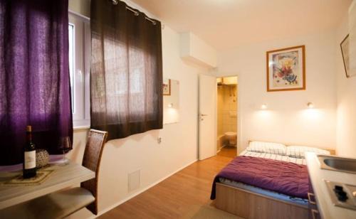 Bacvice Apartment | Centar 2 Private Room with Ensuite and Kitchenette
