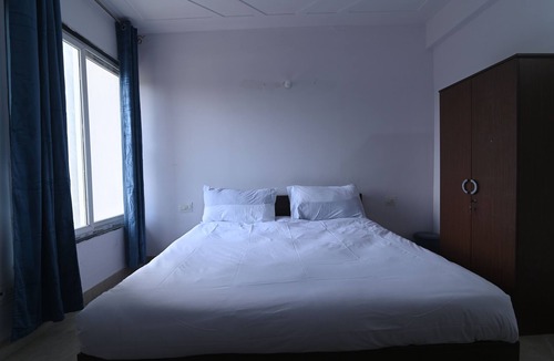 Sat Bari Apartment | Charming 1-bedroom with AC, WiFi, shared kitchen & living space in New Delhi