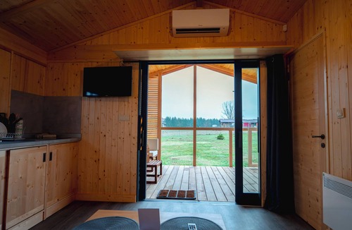 Zarnesti Ski Chalet | Charming 2-bedroom chalet with WiFi, AC in fantastic Râșnov