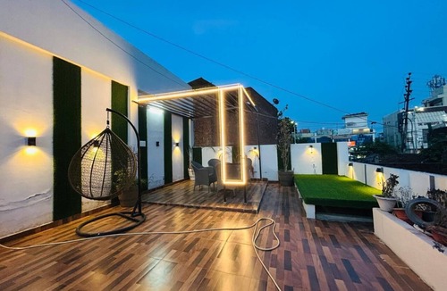 Allahabad House | Charming 2-bedroom house in welcoming Prayagraj with AC, WiFi On main road.