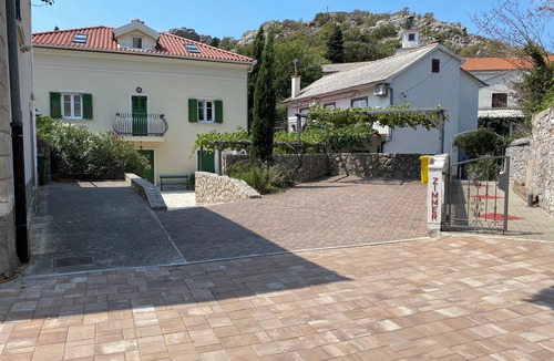 Sveti Juraj Apartment | Charming 2-bedroom apartment with WiFi,AC,parking and yard in lovely Sveti Juraj