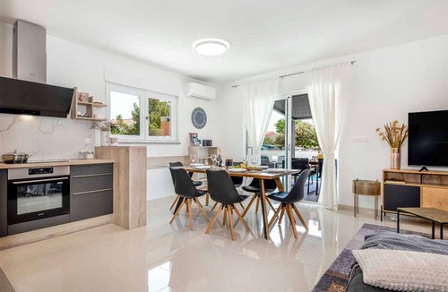 Sibenik Villa | Charming 3-Bedroom Villa Retreat, Sleeps 6, with Spacious Parking