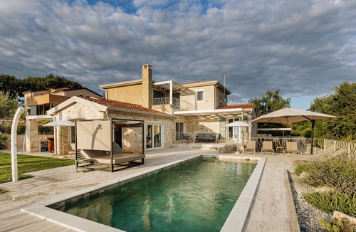 Strpacici Villa | Charming 4-Bedroom Villa with Heatable Pool, Jacuzzi and Sauna
