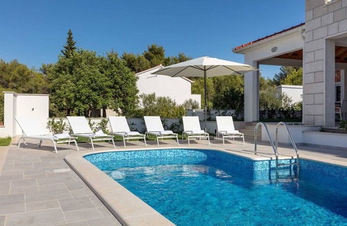 Cove Osibova (Milna) Villa | Charming 4BR Villa Retreat for 8 Guests, with Pool, Close to the Beach