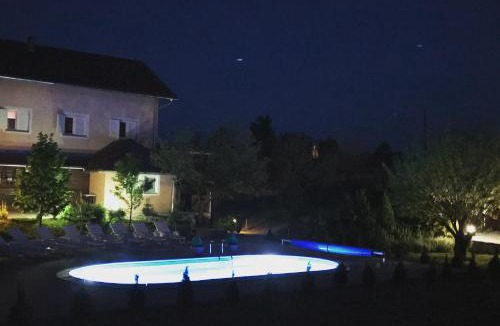 Rakovica Apartment | Charming Apartment in Rakovica with Shared Pool