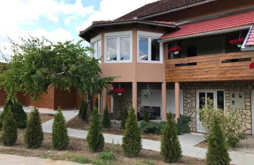 Rakovica Apartment | Charming Apartment in Rakovica with Shared Pool