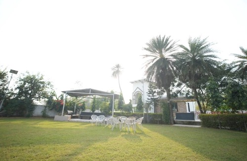 Faridabad House | Charming farmhouse retreat with lush gardens and serene views