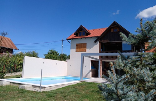 Klostar Ivanic House | Charming home with pool and jacuzzi amid vineyards near Kloštar Ivanić.