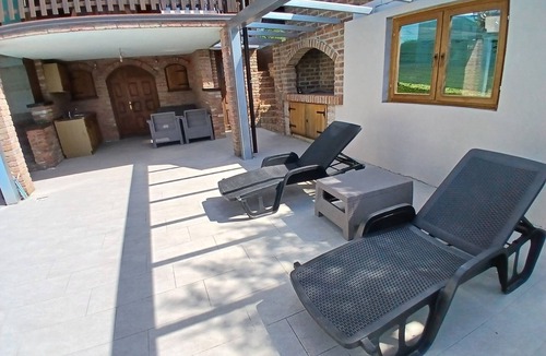 Klostar Ivanic House | Charming home with pool and jacuzzi amid vineyards near Kloštar Ivanić.
