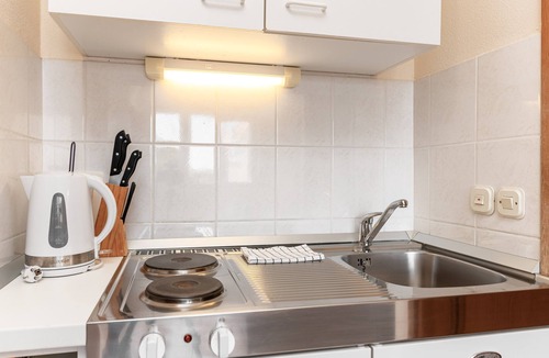 Makarska Old Town Apartment | Charming studio apartment in Makarska with WiFi, AC