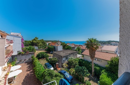 Makarska Old Town Apartment | Charming studio apartment in Makarska with WiFi, AC