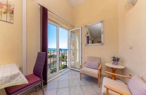 Makarska Old Town Apartment | Charming studio apartment in Makarska with WiFi, AC