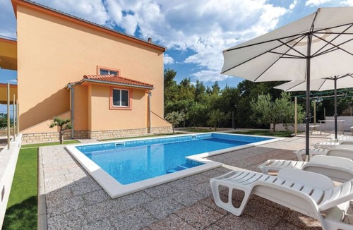 Rudine Apartment | Chic and Stylish Kastel Novi Apartment with Pool - Five Bedroom Apartment With Pool