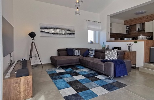 Tar Villa | Chic vacation home with pool and sauna