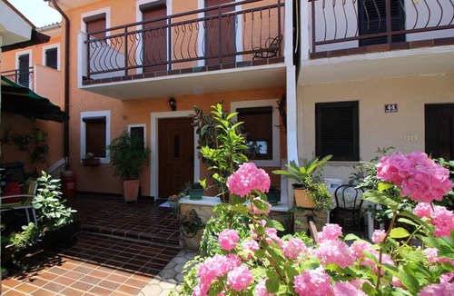 Brulo House | Close to the beach, garden with jacuzzi, barbecue and loungers
