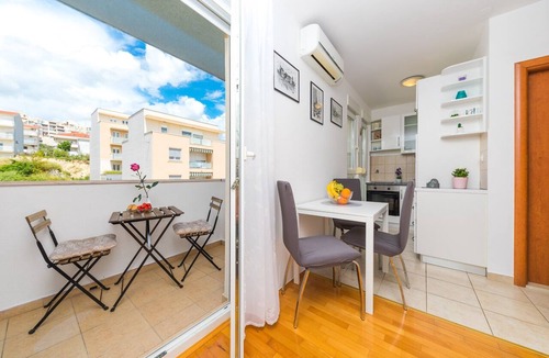 Znjan Apartment | Close to Znjan beach, spacious studio with balcony