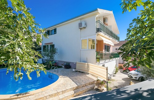 Rudine Apartment | Comfortable and spacious apartment with a swimming pool Kaštel Novi, Kaštela (A-22569-a)