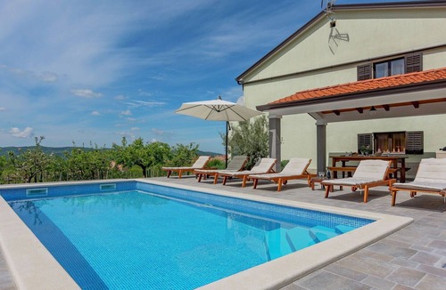 Cerovlje Apartment | Comfortable apartment in Cerovlje with pool
