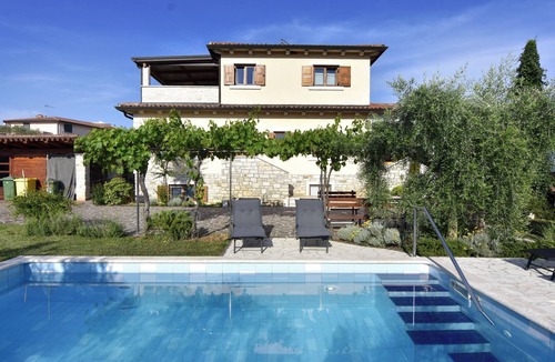 Fiorini Apartment | Comfortable apartment on the second floor with pool and garden - near the sea