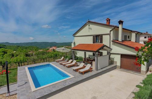 Cerovlje Apartment | Comfortable apartment in Cerovlje with pool