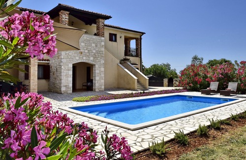 Selina Villa | Comfortable house with swimming pool in quiet village