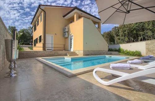 Banjole Villa | Complex of two villas Aurora-Marisol with 2 pools only 200m from the beach for up to 20 persons - WiiBuk