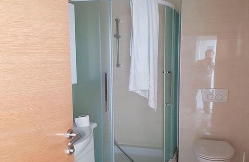 Nevidane Apartment | Contemporary Apartment in Neviđane near Sea