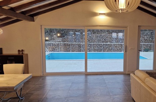 Bakar House | Cool 3-bedroom house with AC in charming Praputnjak