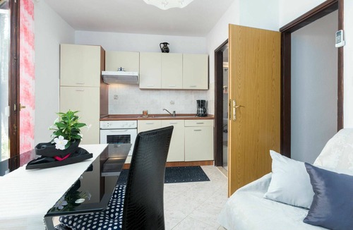 Kosinozici Apartment | Cosy apartment for 3 guests with pool, A/C, WIFI, TV, terrace and pets allowed