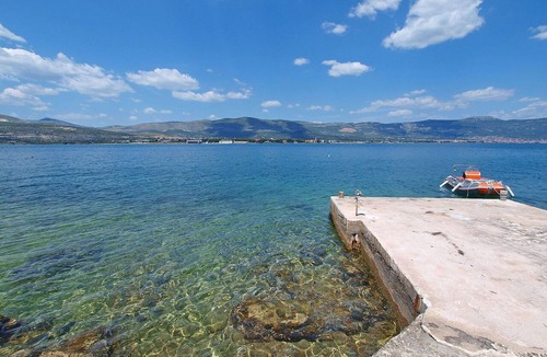 Arbanija Apartment | Cosy apartment for 4 guests with pool, WIFI, A/C, TV and terrace