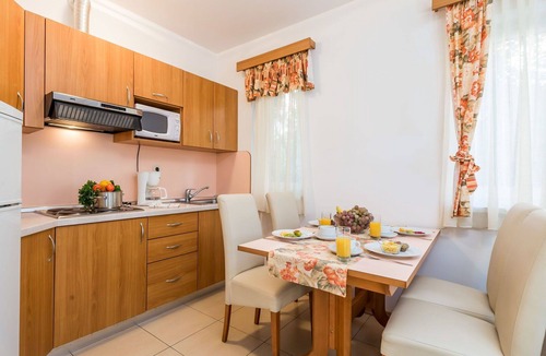 Banjol Apartment | Cosy apartment for 4 guests with A/C, WIFI, pool, TV and terrace
