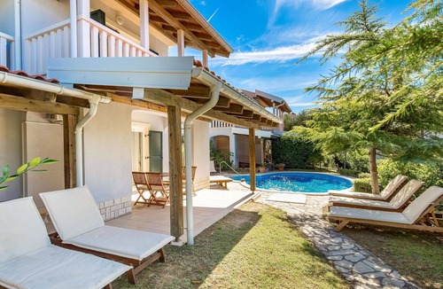 Banjol Apartment | Cosy apartment for 4 guests with A/C, WIFI, pool, TV and terrace